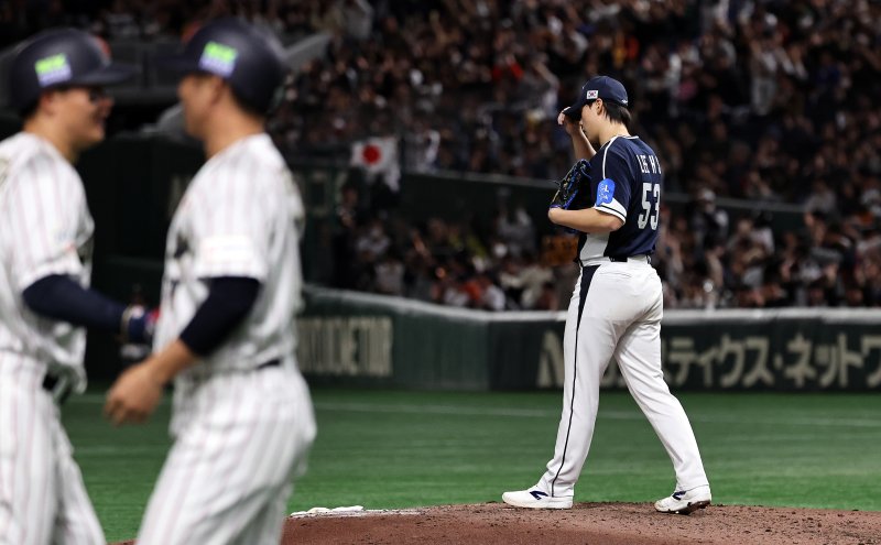 15일 오후 토토 바카라 도쿄돔에서 열린 월드베이스볼클래식(WBC) 대비 평가전 '2025 케이 베이스볼 시리즈(K-BASEBALL SERIES)' 일본과의 1차전 경기. 대한민국 투수 이호성이 5회말 무사 1,2루 상황 기시다의 역전 쓰리런 홈런을 맞은 뒤 아쉬워하고 있다. 2025.11.15/뉴스1 ⓒ News1 구윤성 기자