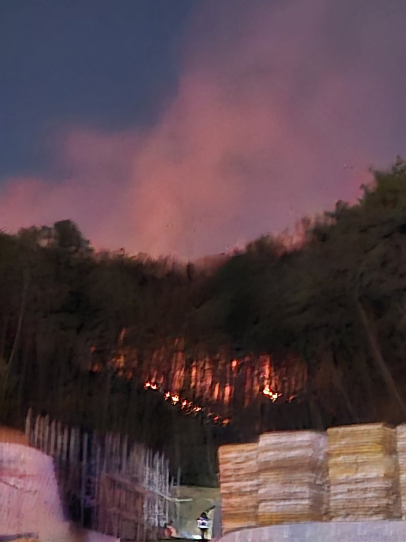 [천안=뉴시스] 15일 오후 8시54분께 충남 천안시 동남구 유량동 산 74의2 일원에서 온라인 바카라사이트 추천이 나 불길이 번지고 있다. (사진=산림청 제공) 2025.11.15. photo@newsis.com *재판매 및 DB 금지