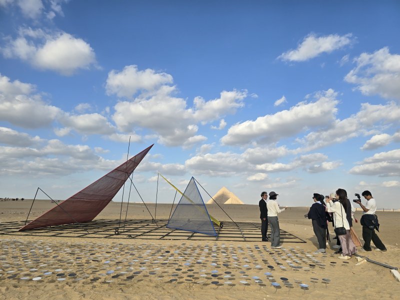 [사진=박현주 미술전문기자] 토토 바카라 앞에 설치된 박종규 작품앞에서 기자 간담회를 열고 있다.2025.11.15.hyun@newsis.com *재판매 및 DB 금지