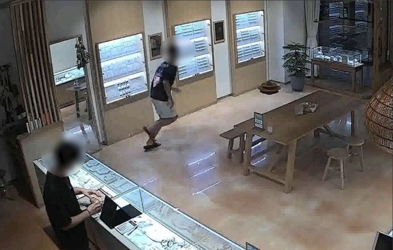 대전의 한 금은방에서 금목걸이를 차고 달아나는 중학생(사진=대전바카라사이트 비타임청)*재판매 및 DB 금지 *재판매 및 DB 금지