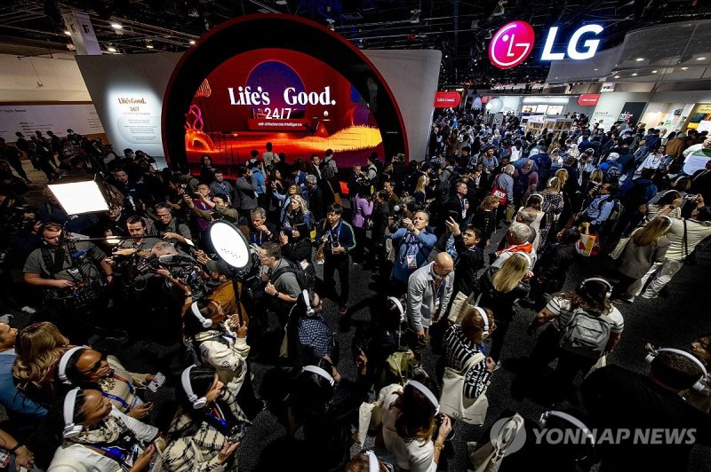 CES 2025 관람객들이 몰린 LG전자 전시관 (출처=연합뉴스)