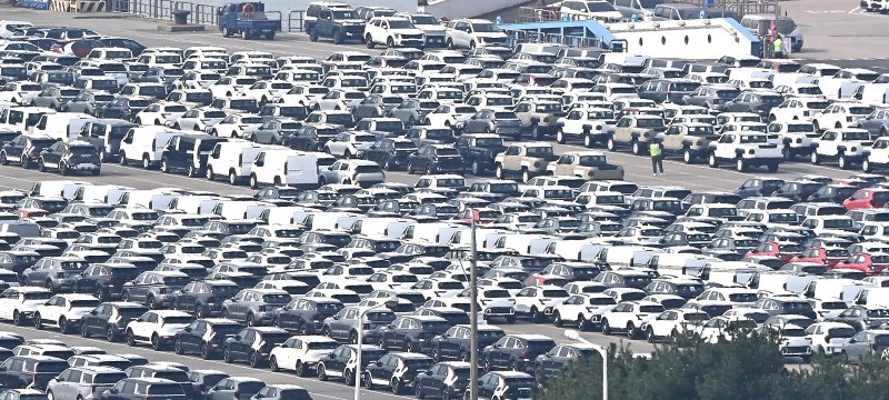 [평택=뉴시스] 김종택 기자 = 30일 경기 평택시 포승읍 평택항 자동차 전용부두에 선적을 기다리는 수출용 차량이 세워져 있다. 한미 정상회담을 계기로 양국간 관세협상이 타결됨에 따라 미국은 우리나라에 대한 상호관세를 15%로 유지하고 자동차 및 부품 관세도 현행 25%에서 15%로 인하하기로 했다. 2025.10.30. jtk@newsis.com