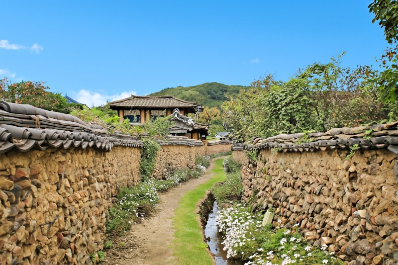 담장 따라 개울이 흐르는 삼지내마을(한국관광공사 제공)