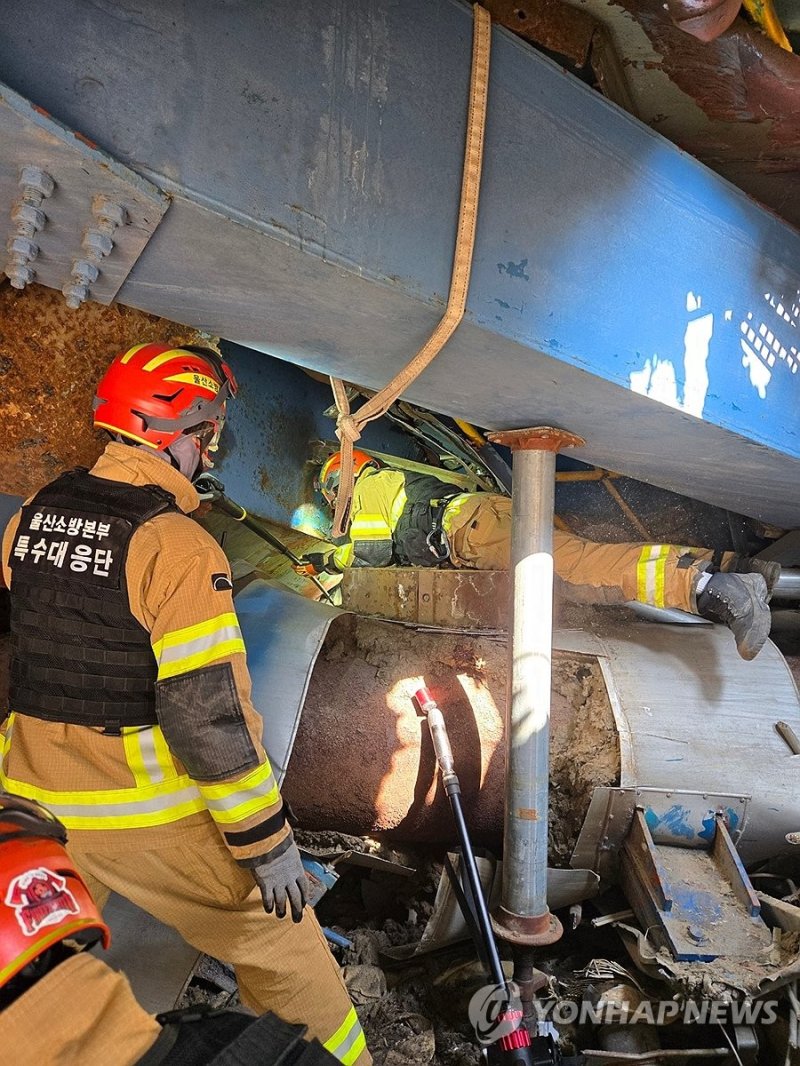 붕괴 구조물 속에서 힘겨운 수색작업 (출처=연합뉴스)
