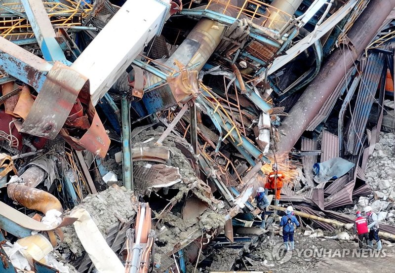 절단기로 진입로 확보 (출처=연합뉴스)