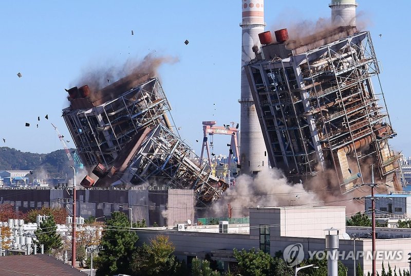 울산화력 보일러타워 4·6호기 발파 (출처=연합뉴스)