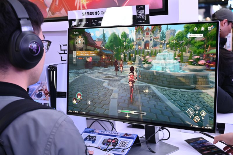 [바카라 온라인뉴시스] 윤정민 기자 = 14일 오전 부산 벡스코에서 진행 중인 '지스타 2025' 넷마블 부스에서 한 참관객이 '몬길: 스타 다이브'를 시연하고 있다. 2025.11.15. alpaca@newsis.com