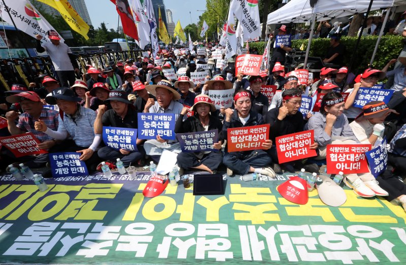 [서울=뉴시스] 조성우 기자 = 28일 오후 서울 용산구 대통령 인근에서 열린 한-미 상호관세 협상 농축산물 개방 반대 전국농축산인 결의대회에서 한국농축산연합회와 한국종합농업단체협의회, 축산관련단체협의회, 농민의 길 등 농민단체 소속 단체장들과 농민들이 구호를 외치고 있다. 2025.07.28. xconfind@newsis.com