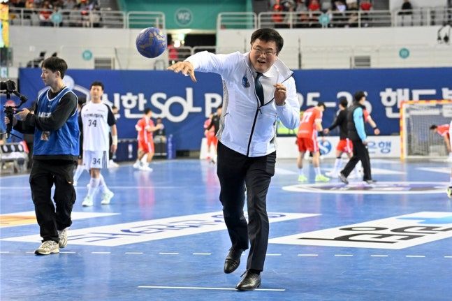 3000명 함성 속 화려한 개막 '핸드볼 H리그'... "열정을 던져라"