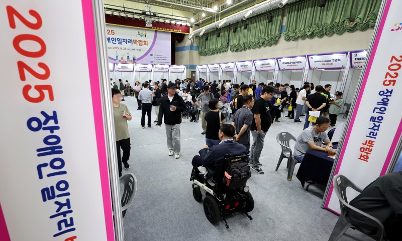 [대구=뉴시스] 이무열 기자 = 대구 달서구 대구직업능력개발원에서 열린 2025 메이저 바카라사이트 굿모닝 일자리 박람회에서 구직자들이 현장면접을 보고 있다. 2025.09.24. lmy@newsis.com