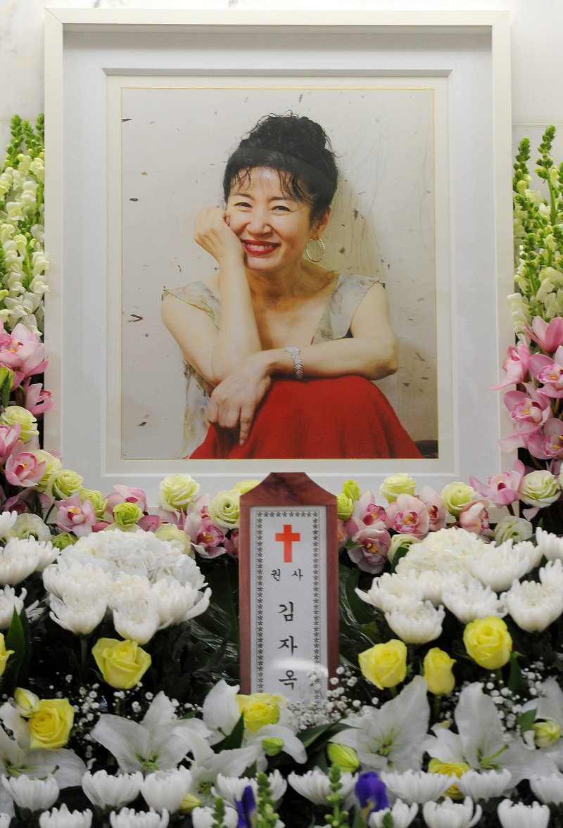 【서울=바카라사이트 카지노버프】사진공동취재단 = 폐암에 따른 합병증으로 운명을 달리한 배우 故 바카라사이트 카지노버프의 빈소가 16일 오후 서울 서초구 반포동 서울성모병원 장례식장에 마련됐다. 2014.11.16. photo@newsis.com