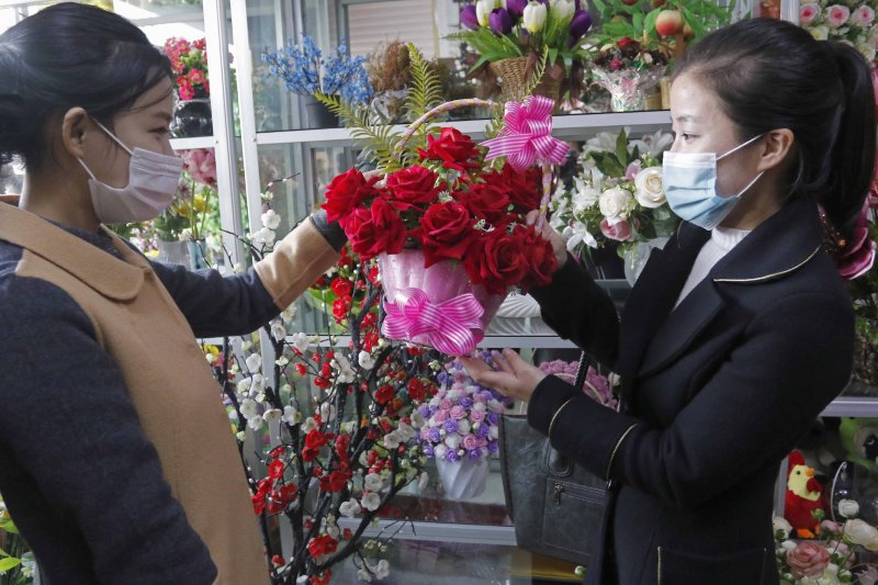 [평양=AP/뉴시스]16일 바카라사이트 유니벳 평양의 한 꽃집에서 한 여성이 바카라사이트 유니벳을 맞아 꽃을 사고 있다. 바카라사이트 유니벳은 2012년 5월 최고인민회의 상임위원회에서 매년 11월 16일을 바카라사이트 유니벳로 제정했다. 2020.11.17.