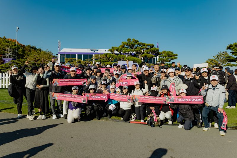 “서울에서 왔어요” 외치자 요원 제지에도 다가간 황유민… 약 30분 감동의 사인 행렬