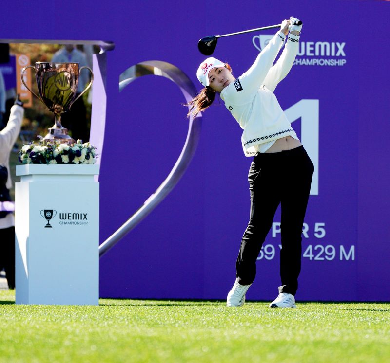 “서울에서 왔어요” 외치자 요원 제지에도 다가간 황유민… 약 30분 감동의 사인 행렬