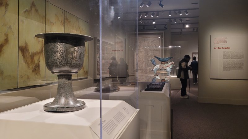 미국 워싱턴 D.C.의 국립아시아예술박물관에서 열린 이건희 컬렉션전 '한국의 보물: 모으고, 아끼고, 나누다' 특별전에서 관람객들이 전시품을 보고 있다. 연합뉴스