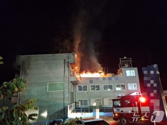 16일 오전 3시33분쯤 경북 경주시 외동읍의 자동차부품 제조공장 기숙사에서 불이나 소방 당국이 진화하고 있다.(경북소방본부 제공. 재판매 및 DB 금지)2025.11.16/뉴스1