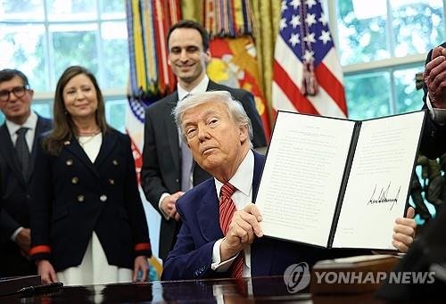 원전 확대 행정명령 서명한 트럼프 대통령 (출처=연합뉴스)