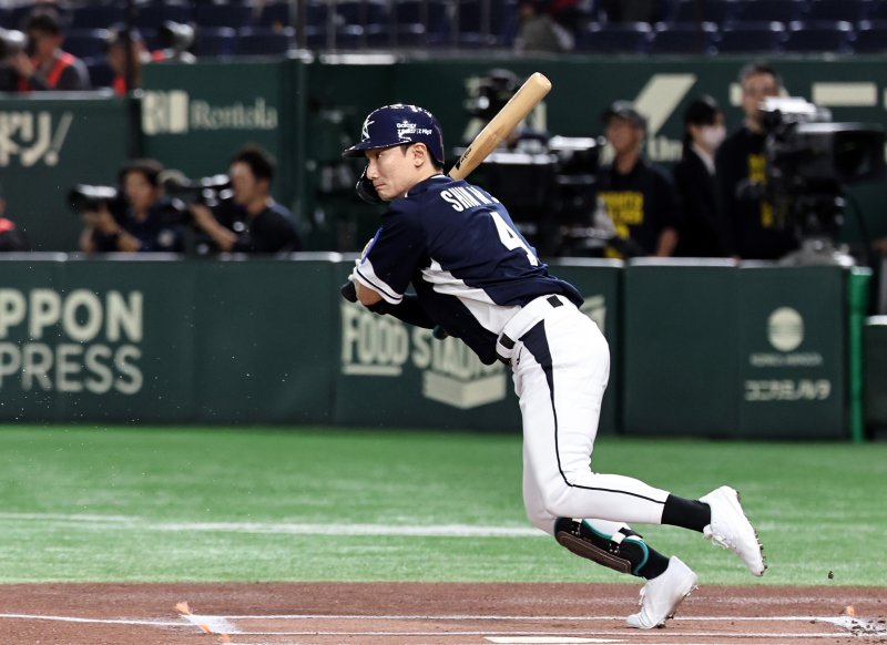15일 오후 일본 도쿄돔에서 열린 월드베이스볼클래식(WBC) 대비 평가전 '2025 케이 베이스볼 시리즈(K-BASEBALL SERIES)' 일본과의 1차전 경기. 1회초 대한민국 선두타자로 나선 신민재가 땅볼을 쳐내고 있다. 2025.11.15/뉴스1 ⓒ News1 구윤성 기자