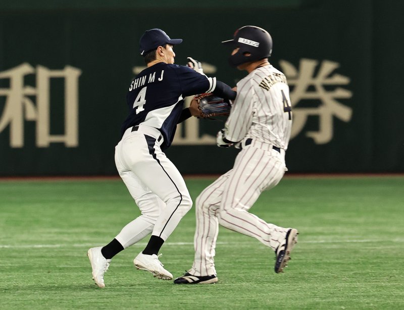 15일 오후 일본 도쿄돔에서 열린 월드베이스볼클래식(WBC) 대비 평가전 '2025 케이 베이스볼 시리즈(K-BASEBALL SERIES)' 일본과의 1차전 경기. 대한민국 신민재가 8회말 일본의 무사 만루 사사키 병살타로 1루 주자 와카츠키를 태그아웃 시키고 있다. 2025.11.15/뉴스1 ⓒ News1 구윤성 기자