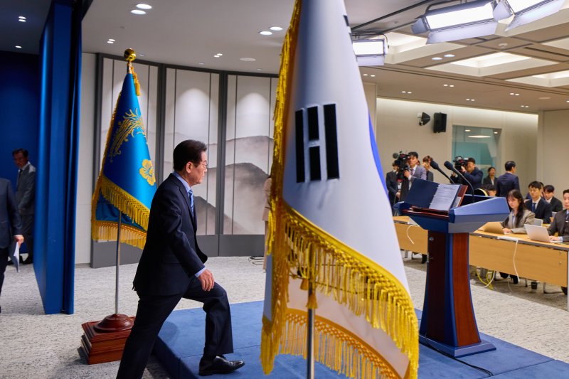 이재명 대통령이 14일 서울 용산 대통령실 청사에서 한·미 팩트시트 타결 결과를 발표하기 위해 입장하고 있다. (이재명 대통령 SNS. 재판매 및 DB 금지) 2025.11.14/뉴스1 ⓒ News1 허경 기자