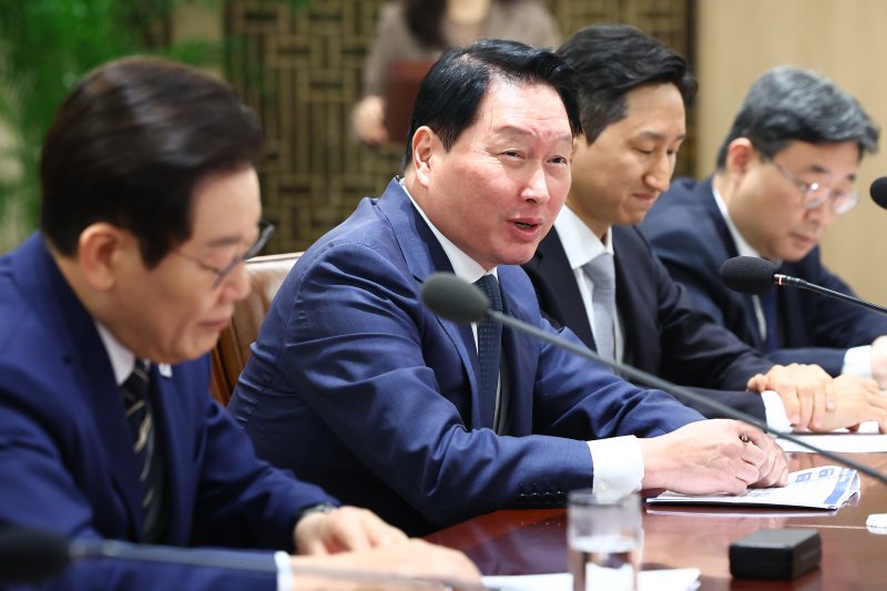 최태원 SK그룹 회장이 16일 용산 대통령실에서 열린 한미 관세협상 후속 민관 합동회의에서 발언하고 있다. 왼쪽부터 이재명 대통령, 최태원 회장, 정기선 HD현대 회장, 하준경 경제성장수석. 연합뉴스