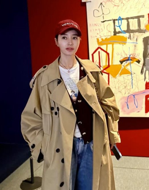 김혜수, 얼마나 작은지 감도 안오는 얼굴 크기…전시회 밝힌 미모 