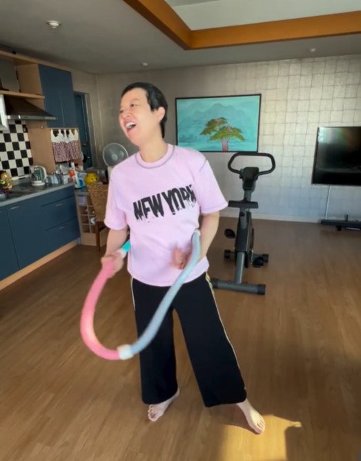 '유방암 투병' 박미선, 유쾌 일상 공유 "훌라후프 얼굴로 돌리는 중"