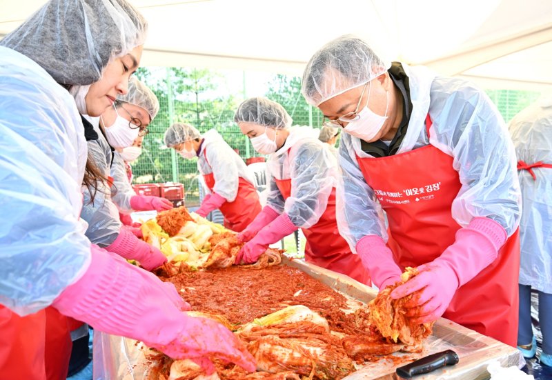 명노현 ㈜LS 부회장(오른쪽 첫번째)이 지난 15일 LS미래원에서 열린 김장 나눔 행사에 참여해 LS 임직원 및 안성시 자원봉사자들과 함께 김치를 담그고 있다. LS 제공