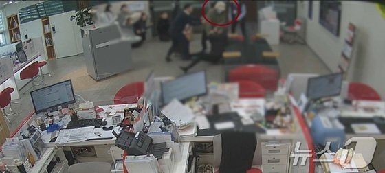 특수부대 출신 고객에게 붙잡힌 은행강도, 봉지 안에는..