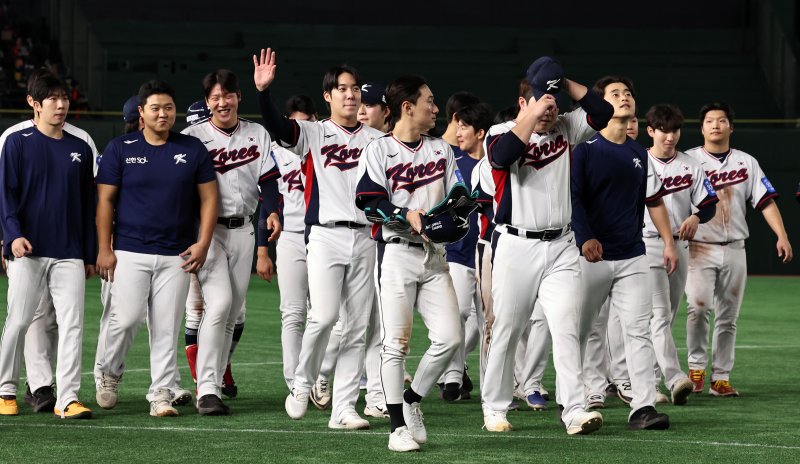 류지현 감독이 이끄는 야구 국가대표 선수들이 지난 11월16일 오후 일본 도쿄돔에서 열린 월드베이스볼클래식(WBC) 대비 평가전 '2025 케이 베이스볼 시리즈(K-BASEBALL SERIES)' 일본과의 2차전 경기에서 일본과 7대7로 비긴 뒤 그라운드를 나서고 있다. 뉴스1