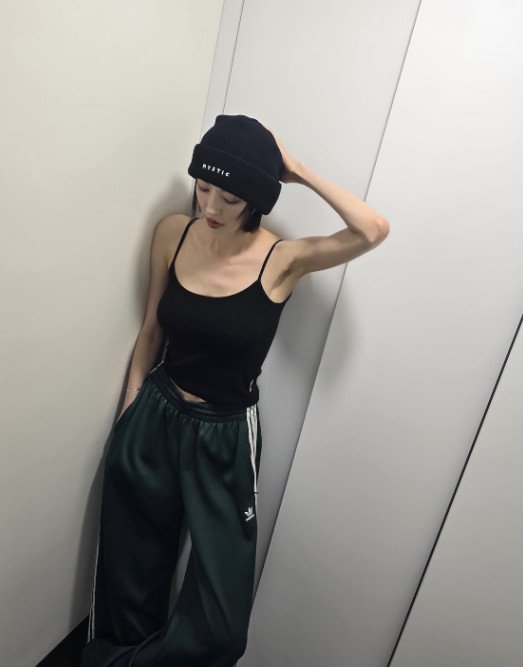 이다희, 앙상한 팔…'뼈말라' 몸매 속 힙한 포즈 [N샷]