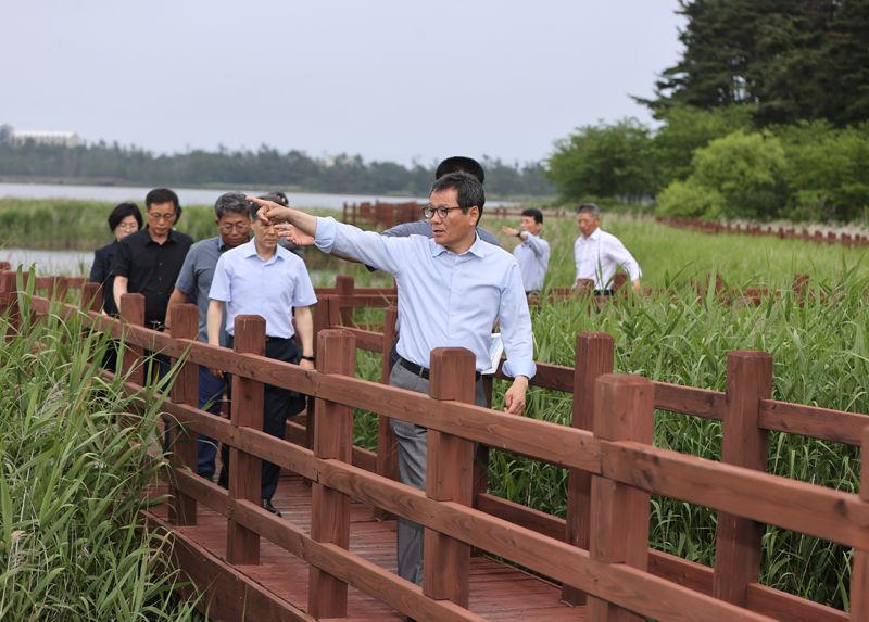 강릉 주문진 향호정원을 조성하기 위해 김홍규 시장이 현장을 둘러보고 있다. 강릉시 제공
