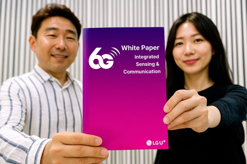 6G 백서 표지를 모델이 선보이고 있는 모습을 AI로 생성한 이미지. LG유플러스 제공