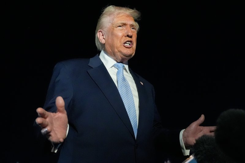 미국의 도널드 트럼프 대통령이 16일(현지시간) 미국 플로리다주 팜비치의 팜비치 국제공항에서 기자들의 질문에 답하고 있다.AP뉴시스