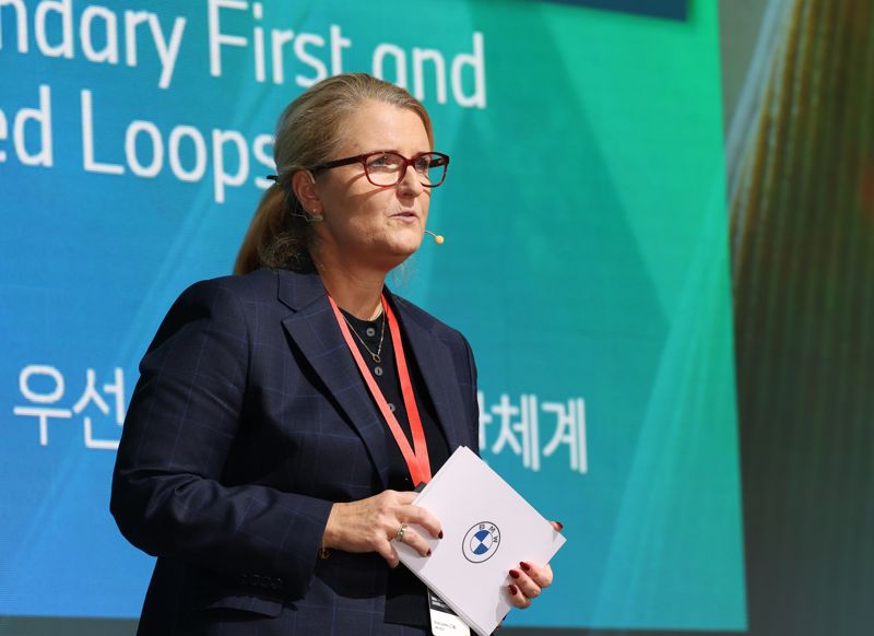 니콜 군터 BMW 그룹 구매 및 협력 네트워크 아시아 총괄이 BMW그룹코리아가 지난 14일 개최한 2025 BMW 그룹 협력사의 날 행사에서 발표하고 있다. BMW그룹코리아 제공.