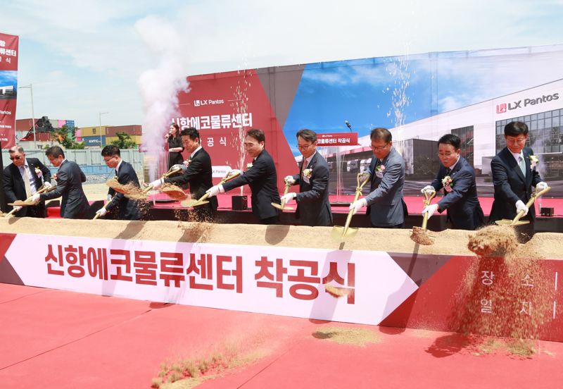 지난 6월 부산진해경제자유구역 웅동지구 서컨배후단지에서 열린 ‘LX판토스 신항에코물류센터 착공식’에서 참석자들이 첫 삽을 퍼고 있다. 부산진해경제자유구역청 제공