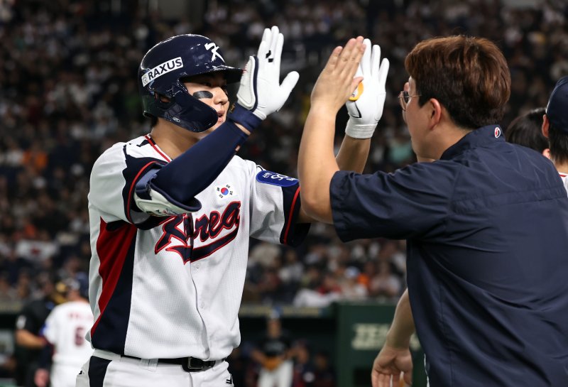 16일 오후 일본 도쿄돔에서 열린 월드베이스볼클래식(WBC) 대비 평가전 '2025 케이 베이스볼 시리즈(K-BASEBALL SERIES)' 일본과의 2차전 경기. 대한민국 김주원이 9회말 2사 상황 동점 솔로홈런을 친 뒤 기쁨을 나누고 있다. 2025.11.16/뉴스1 ⓒ News1 구윤성 기자 /사진=뉴스1