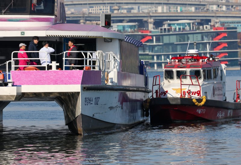 16일 서울 송파구 잠실선착장 인근 멈춰선 한강버스에서 관계자들이 대화하고 있다. . 2025.11.16/뉴스1 ⓒ News1 안은나 기자