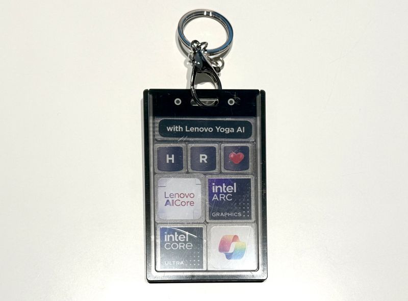 기자가 직접 레노버 그래픽 칩과 이니셜 칩을 활용해 만든 '나만의 레노버 AI 키링'. 사진=최혜림 기자