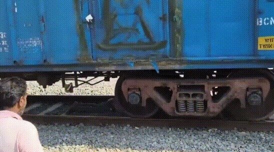 설마 출발할 줄은… 찰나로 목숨 건진 아찔했던 순간 