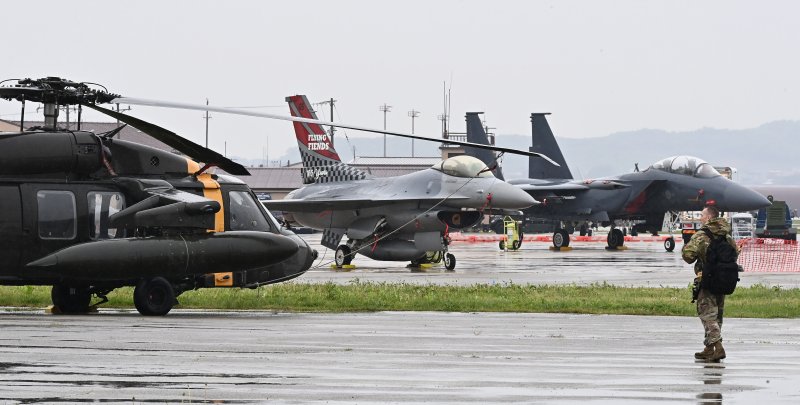 2025 오산 에어파워데이 미디어데이 행사가 열린 지난 5월 9일 경기 평택시 주한미군 오산공군기지에 미군 F-16 전투기 등 다양한 군용 항공기가 전시돼 있다.뉴시스