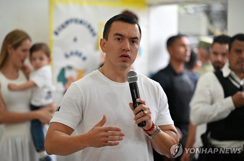 투표한 뒤 발언하는 다니엘 노보아 에콰도르 대통령 (출처=연합뉴스)