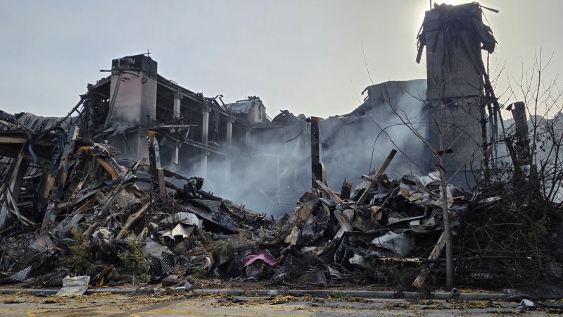 이랜드패션 물류창고 화재 발생 3일째인 17일 충남 천안 화재현장의 붕괴된 건물 사이에서 여전히 연기가 피어로고 있다. 소방당국은 대응단계를 모두 해제하고 화재 진압을 이어가고 있다. 뉴스1