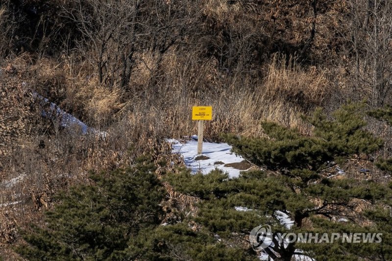 고성 GP에서 관측된 군사분계선 팻말 (출처=연합뉴스)