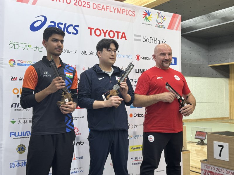 [서울=뉴시스] 17일 일본 도쿄 아지노모토 국립훈련센터 사격장에서 열린 남자 10m 공기권총 결선에서 금메달을 획득한 김태영(가운데). (사진=대한장애인체육회 제공) *재판매 및 DB 금지