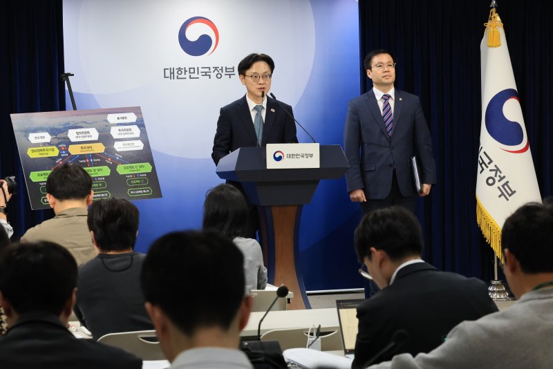 김정관 산업통상부 장관(왼쪽)과 여한구 통상교섭본부장이 지난 14일 서울 종로구 정부서울청사에서 한미 관세협상 팩트시트 및 양해각서(MOU) 관련 브리핑을 하고 있다. 뉴스1