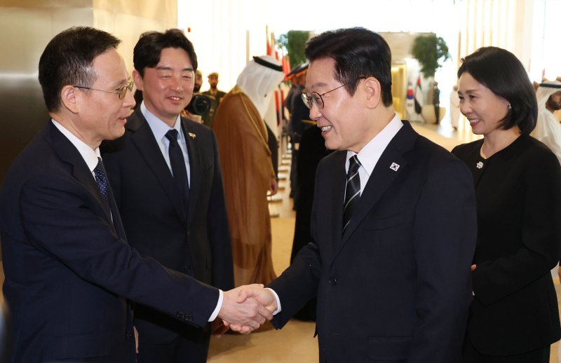 [아부다비=뉴시스] 최동준 기자 = 남아공 G20 정상회의 참석 차 아랍에미리트(UAE)를 국빈 방문한 이재명 대통령이 17일(현지 시간) 아부다비 왕립공항에 도착해 박종경 주UAE 대사대리와 악수하고 있다. 2025.11.17. photocdj@newsis.com