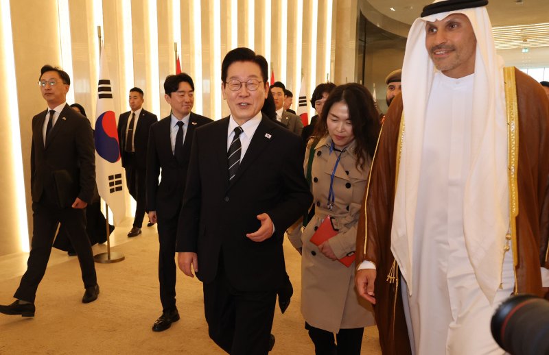[아부다비=뉴시스] 최동준 기자 = 남아공 G20 정상회의 참석 차 아랍에미리트(UAE)를 국빈 방문한 이재명 대통령이 17일(현지 시간) 아부다비 왕립공항에 도착해 칼둔 칼리파 알 무바락 퍼스트 아부다비 뱅크 비상임 이사겸 이사회 운영위원회 의장 안내를 받으며 이동하고 있다. 2025.11.17. photocdj@newsis.com