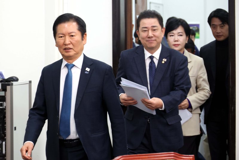 [서울=뉴시스] 조성봉 기자 = 정청래 더불어민주당 대표와 김병기 원내대표가 17일 오전 서울 여의도 국회에서 열린 최고위원회의에 참석하고 있다. 2025.11.17. suncho21@newsis.com