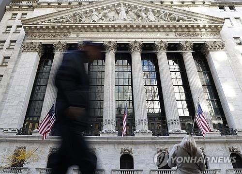 월가를 지나가는 행인(출처=연합뉴스)